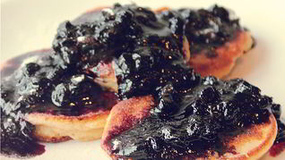 Сырники с черничным топпингом