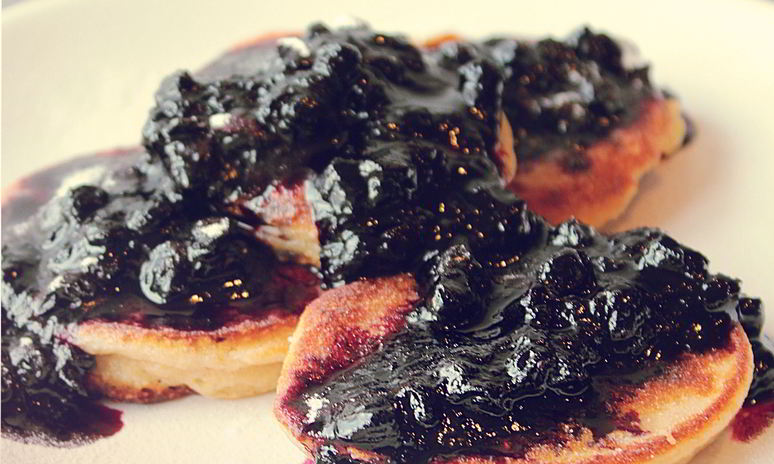 Рецепт сырников с черничным топпингом