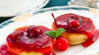 Сырники с вишневым соусом