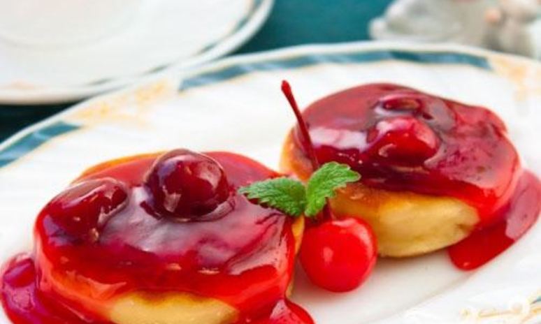 Рецепт сырников с вишневым соусом