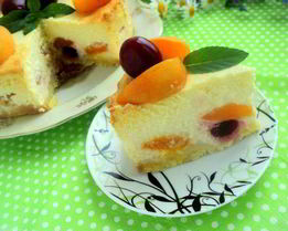 Творожник с абрикосами и вишней