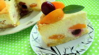 Творожник с абрикосами и вишней