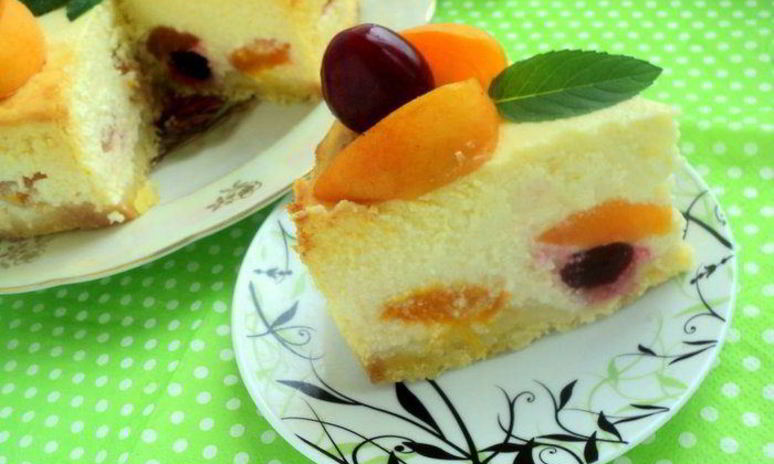 Рецепт творожника с абрикосами и вишней