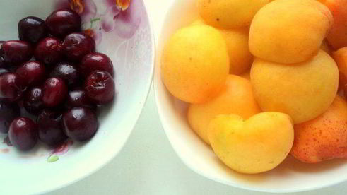 творожник с абрикосами и вишней