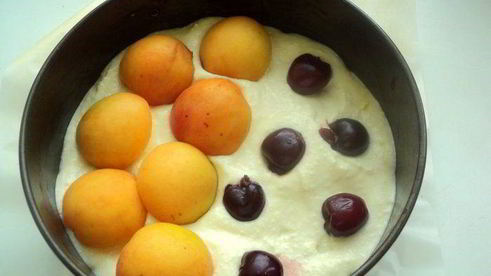 творожник с абрикосами и вишней