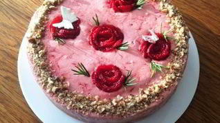 Творожник со свежей клубникой и черешней