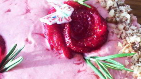 творожник со свежей клубникой и черешней