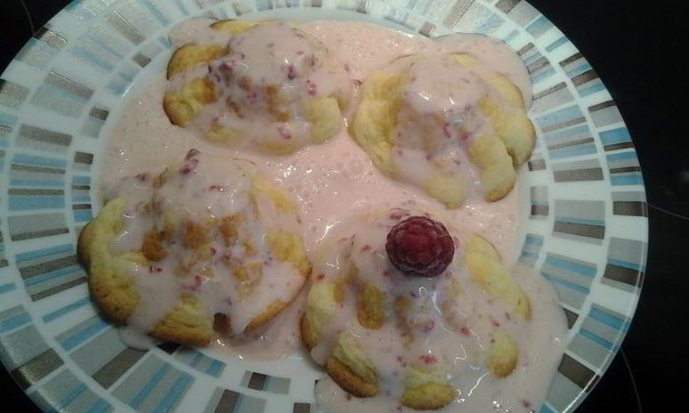 Рецепт воздушных творожников в духовке с ягодным соусом