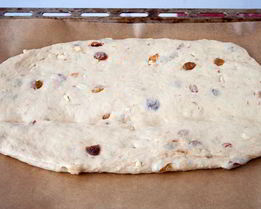 Дрожжевое тесто с орехами и цукатами для рулета