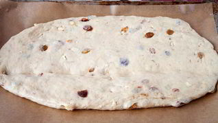 Дрожжевое тесто с орехами и цукатами для рулета