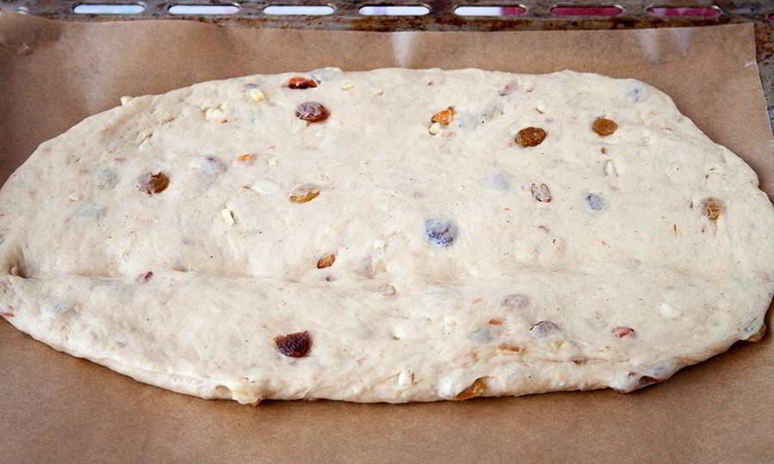 Рецепт дрожжевого теста с орехами и цукатами для рулета