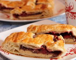 Слоеное бездрожжевое тесто с вишней