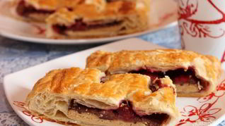 Слоеное бездрожжевое тесто с вишней