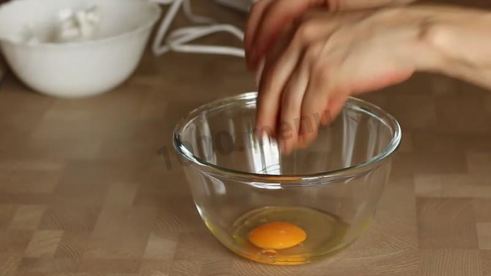 муссовый торт с зеркальной глазурью и яблочным конфи