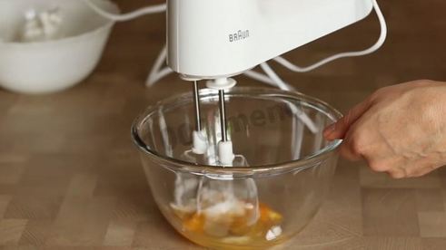 муссовый торт с зеркальной глазурью и яблочным конфи