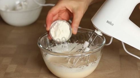 муссовый торт с зеркальной глазурью и яблочным конфи