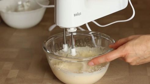 муссовый торт с зеркальной глазурью и яблочным конфи