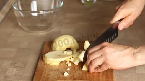 муссовый торт с зеркальной глазурью и яблочным конфи