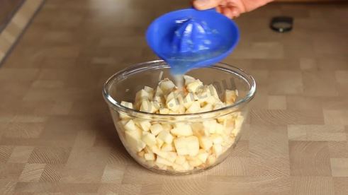 муссовый торт с зеркальной глазурью и яблочным конфи