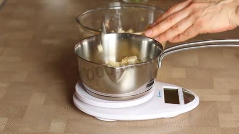 муссовый торт с зеркальной глазурью и яблочным конфи