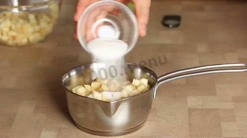 муссовый торт с зеркальной глазурью и яблочным конфи