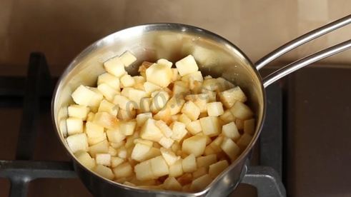 муссовый торт с зеркальной глазурью и яблочным конфи