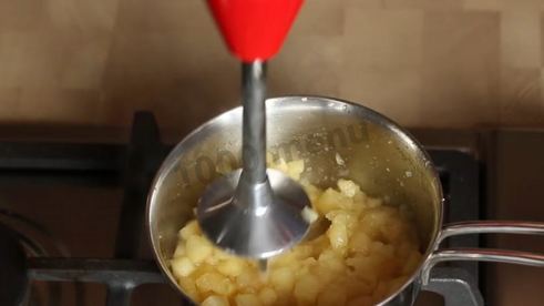 муссовый торт с зеркальной глазурью и яблочным конфи