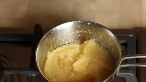 муссовый торт с зеркальной глазурью и яблочным конфи