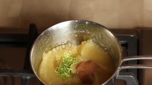 муссовый торт с зеркальной глазурью и яблочным конфи