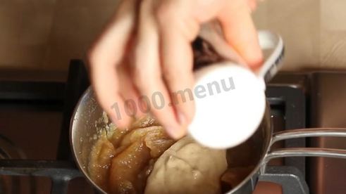 муссовый торт с зеркальной глазурью и яблочным конфи