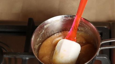 муссовый торт с зеркальной глазурью и яблочным конфи