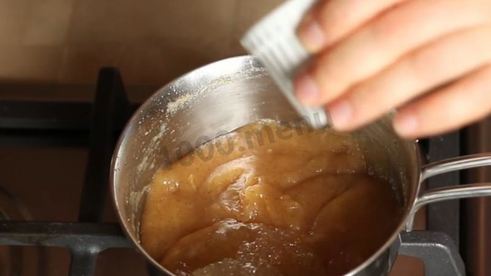 муссовый торт с зеркальной глазурью и яблочным конфи