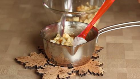 муссовый торт с зеркальной глазурью и яблочным конфи