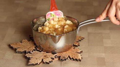 муссовый торт с зеркальной глазурью и яблочным конфи