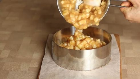 муссовый торт с зеркальной глазурью и яблочным конфи