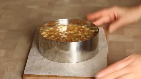 муссовый торт с зеркальной глазурью и яблочным конфи