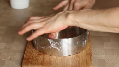 муссовый торт с зеркальной глазурью и яблочным конфи