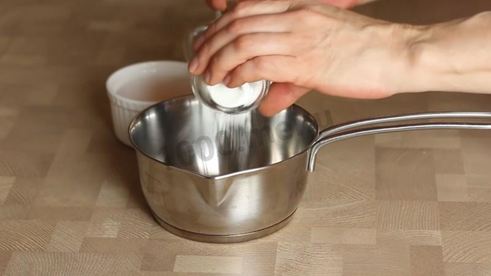 муссовый торт с зеркальной глазурью и яблочным конфи