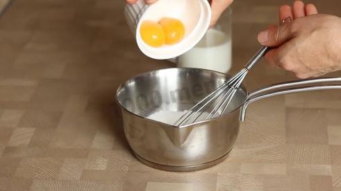 муссовый торт с зеркальной глазурью и яблочным конфи