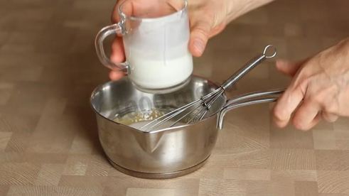 муссовый торт с зеркальной глазурью и яблочным конфи