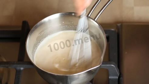 муссовый торт с зеркальной глазурью и яблочным конфи