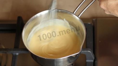 муссовый торт с зеркальной глазурью и яблочным конфи