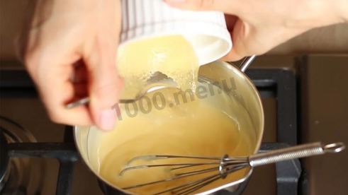 муссовый торт с зеркальной глазурью и яблочным конфи