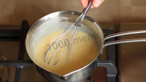 муссовый торт с зеркальной глазурью и яблочным конфи