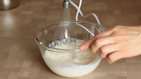 муссовый торт с зеркальной глазурью и яблочным конфи