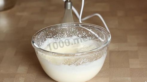 муссовый торт с зеркальной глазурью и яблочным конфи