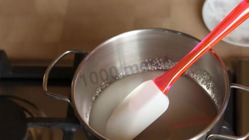 муссовый торт с зеркальной глазурью и яблочным конфи