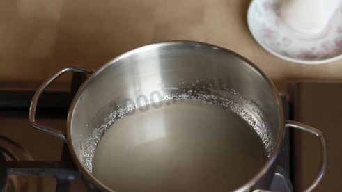 муссовый торт с зеркальной глазурью и яблочным конфи