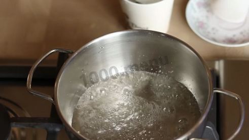 муссовый торт с зеркальной глазурью и яблочным конфи