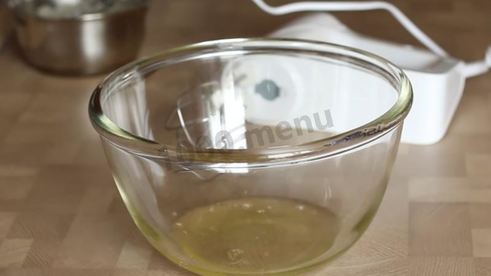 муссовый торт с зеркальной глазурью и яблочным конфи